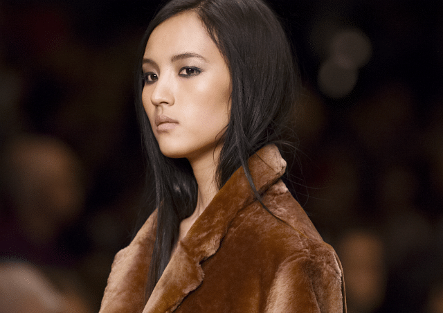 Burberry Womenswear Autumn_Winter 2015 How to wear graphic eyeliner kajal kohl trend smoky eyes.png